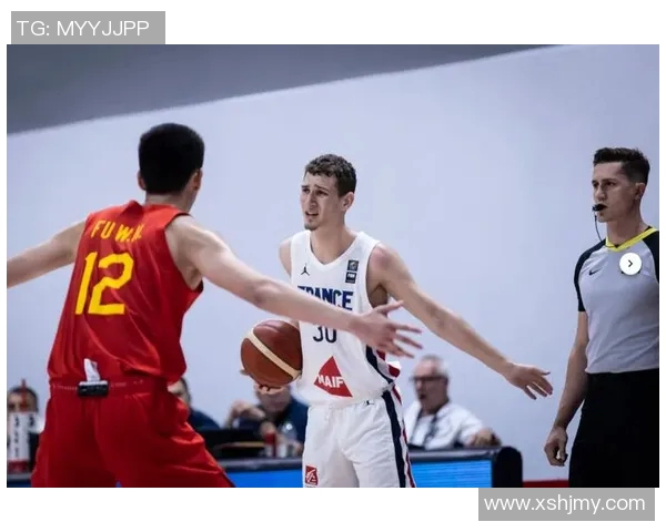 中国男篮迎战法国队全力争胜展现实力与团队精神